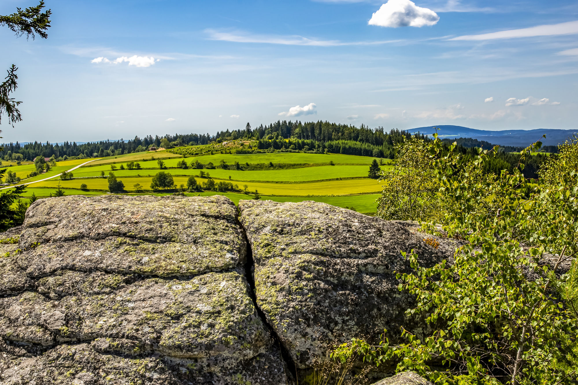 Jankusmauer Liebenau mit Blick auf Felder, Hügel und Wälder