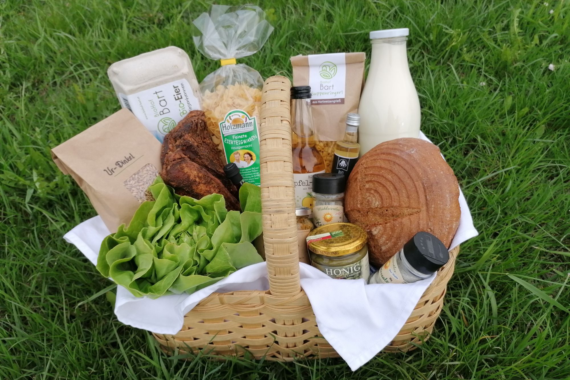 Korb gefüllt mit regionalen Produkten der Mühlviertler Alm