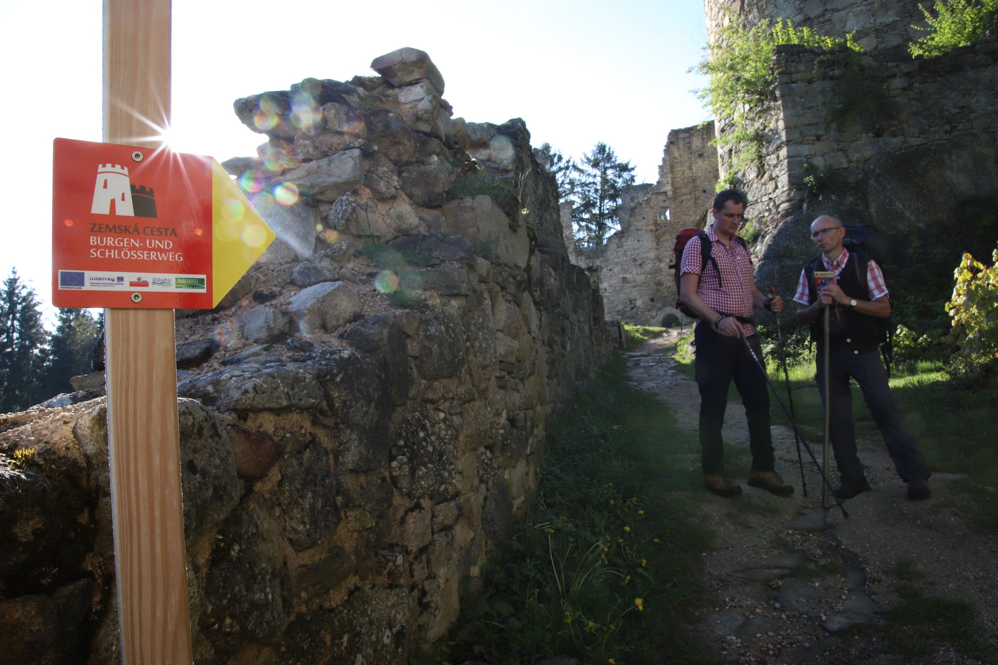 Zwei Männer wandern durch die Burgruine Prandegg