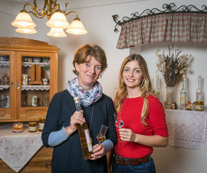 Elisabeth Danmayr und Tochter mit Bioschnäpsen Foto: Dannmayr