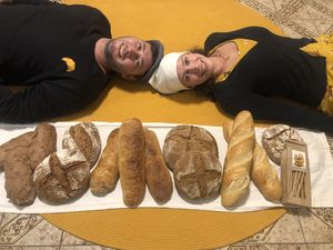 Julia Rumetshofer und Patrick Hofer mit ihren Brotsorten Bio Muehlviertler Brotreisen