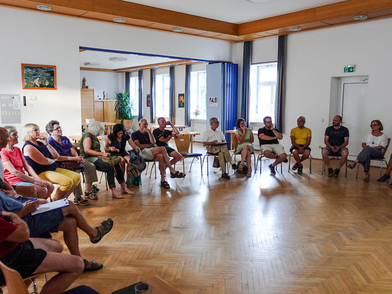 Interessierte Teilehmerinnen und Teilnehmer beim GenugLABOR in Schönau Interessierte Teilehmerinnen und Teilnehmer beim GenugLABOR in Schönau