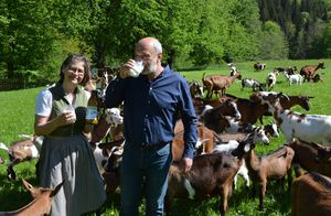 Regina und Hubert Mittmannsgruber mit ihren Ziegen Biohof Mittmannsgruber Foto: Mittmannsgruber