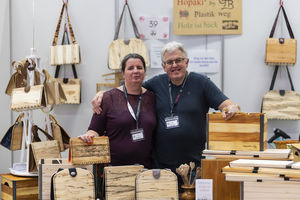 Beata und Gerhard inmitten ihrer Holzhandtaschenvielfalt Lady Day Foto: GHB Design