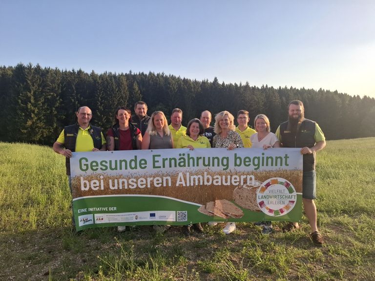 Die Mühlviertler Alm Bauern mit dem Transparent - Gesunde Erährung beginnt bei unseren Almbauern Die Mühlviertler Alm Bauern mit dem Transparent - Gesunde Erährung beginnt bei unseren Almbauern