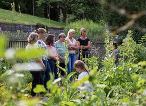 Menschengruppe geht durchs Hedwigsgartl Foto: Hilda Gruber Menschengruppe im Hedwigs Gartl