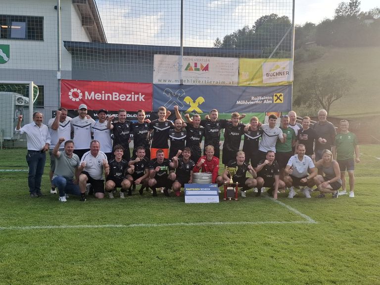 Fußballmannschaft der Union Königswiesen zusammen mit den Sponsoren, Vertretern des Verband Mühlviertler Alm sowie Vertreter der Union Unterweißenbach (Obmann Peter Lindner und Sektionsleiter Hubert Nötstaller) und Bürgermeister Johannes Hinterreith Fußballmannschaft der Union Königswiesen zusammen mit den Sponsoren, Vertretern des Verband Mühlviertler Alm sowie Vertreter der Union Unterweißenbach (Obmann Peter Lindner und Sektionsleiter Hubert Nötstaller) und Bürgermeister Johannes Hinterreither-Kern.